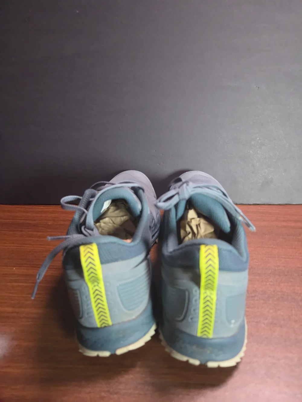 Saucony Men's Blue Trail Running Shoes with Neon Accents Size 9